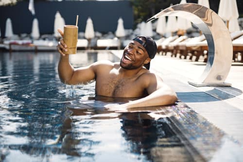 Client se détendant au bord d’une piscine